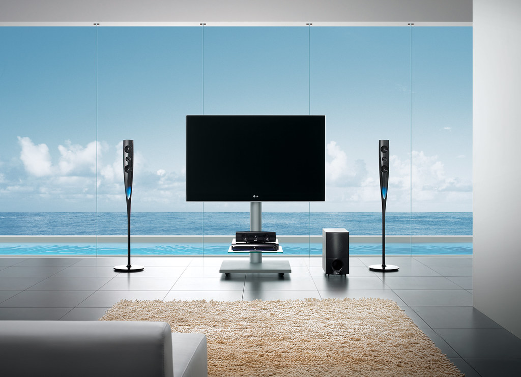 TV layar lebar untuk menonton film bersama