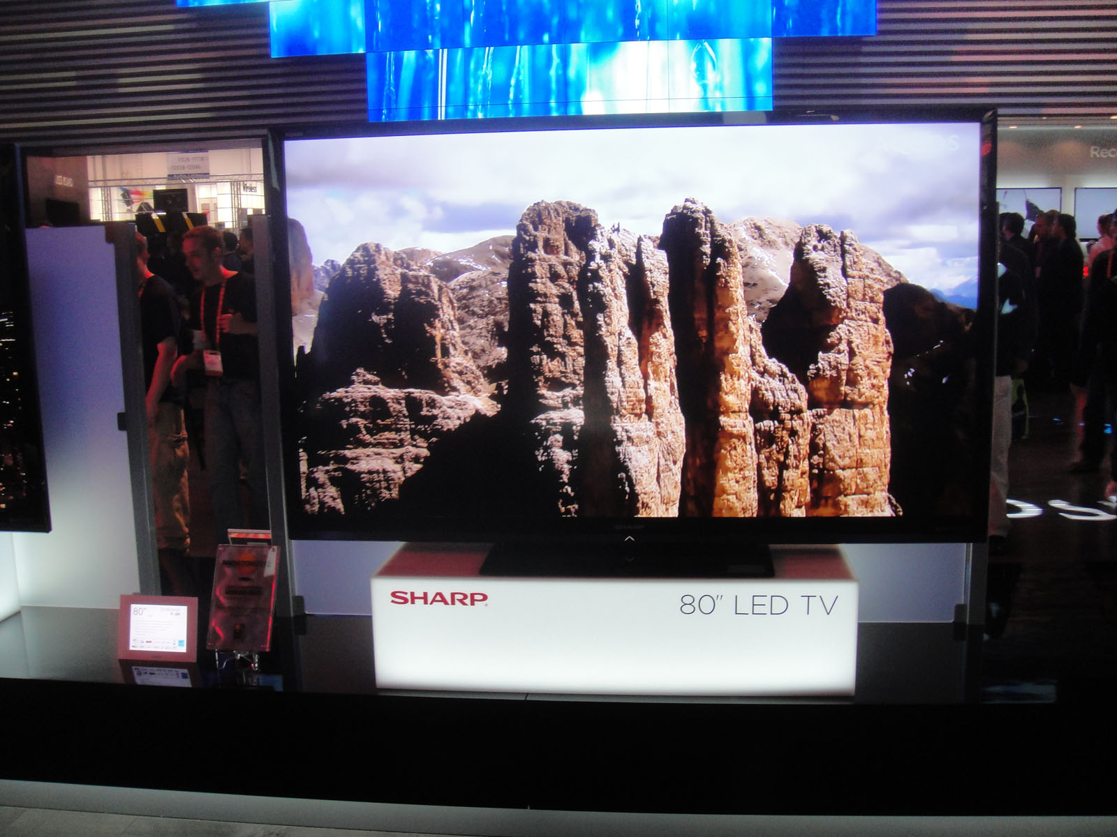 TV layar lebar untuk presentasi bisnis